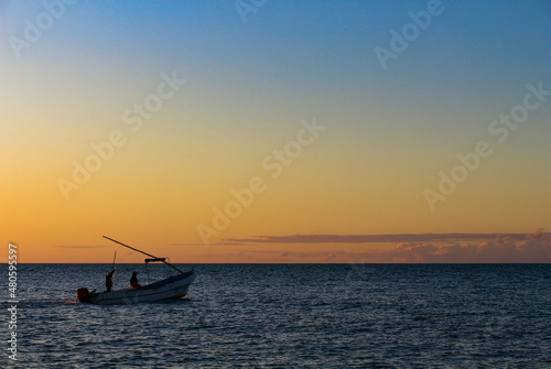 Pesca ribereña en la costa esmeralda al atardecer © JuanGabriel
