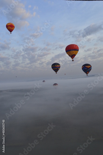 Balões no céu na vertical