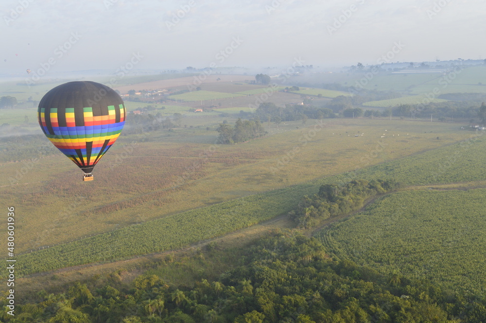 Balão voando sobre os campos