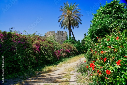 Weg an der Stadtmauer von Rhodos City, Griechenland photo