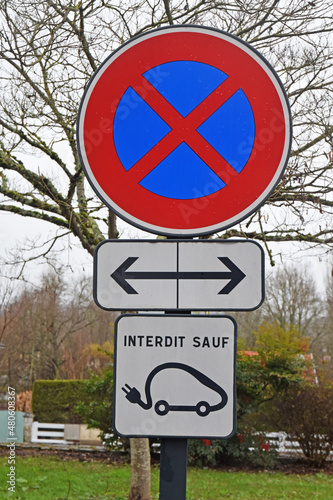 Panneaux arrêt interdit sauf aux véhicules électriques.