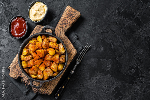 Canvas Print Patatas bravas, spicy potatoes, a Spanish dish with fried potato and a spicy garlic sauce