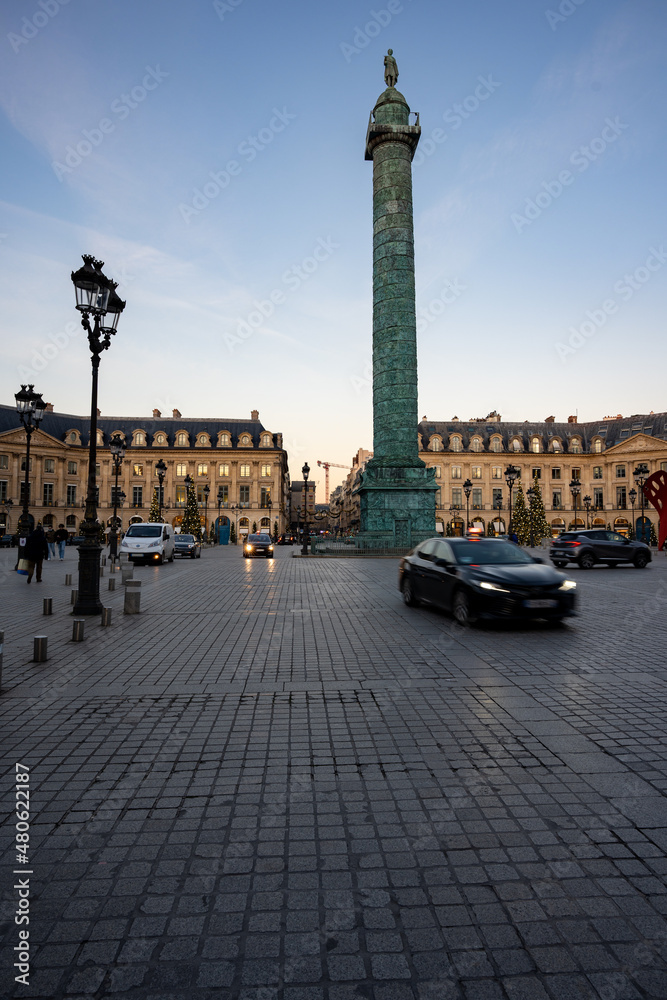 Obraz premium place Vendôme le soir avec vue sur la célèbre colonne avec des taxis parisiens