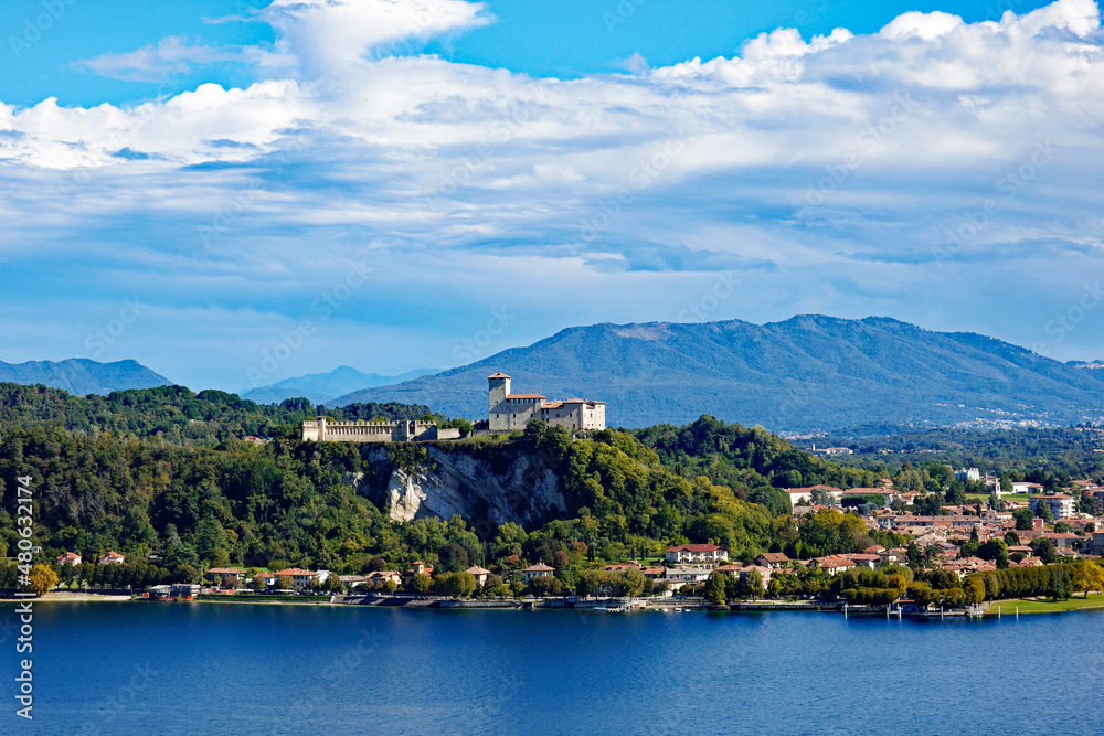 Lago Maggiore Blick auf die Rocca di Angera mit Landschaft