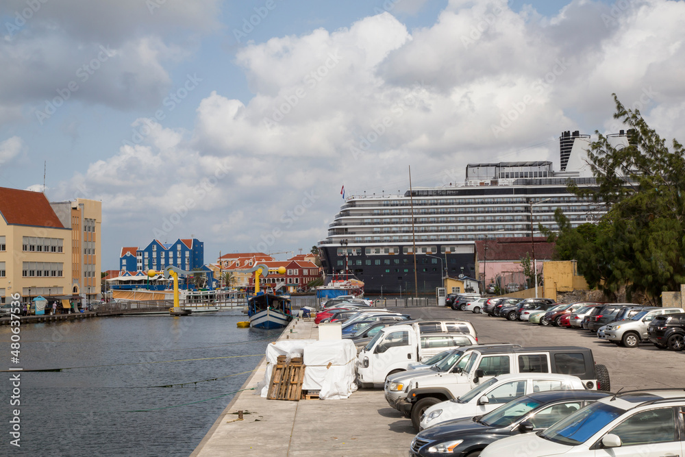 Fototapeta premium Kreuzfahrtschiff auf Curacao (Niederländische Antillen)