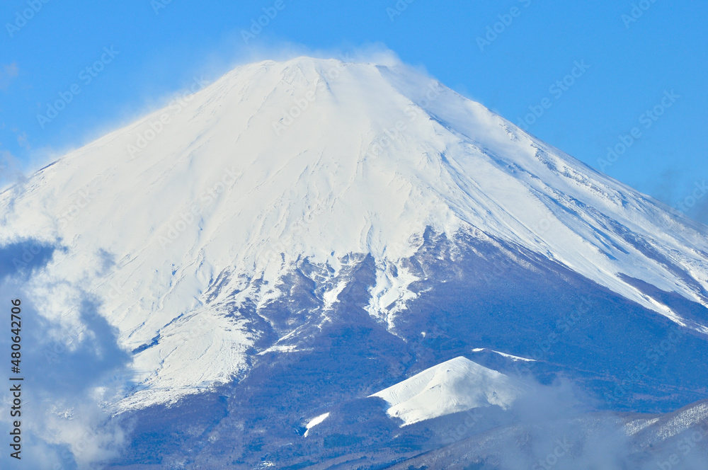 丹沢の大野山より　雪煙舞う富士山

