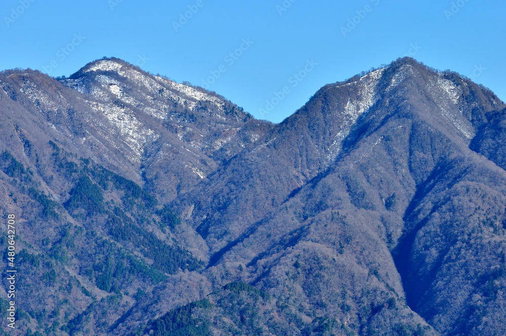 丹沢山地の大野山より西丹沢の檜洞丸と同角ノ頭を望む
丹沢　大野山より左が檜洞丸、右が同角ノ頭
