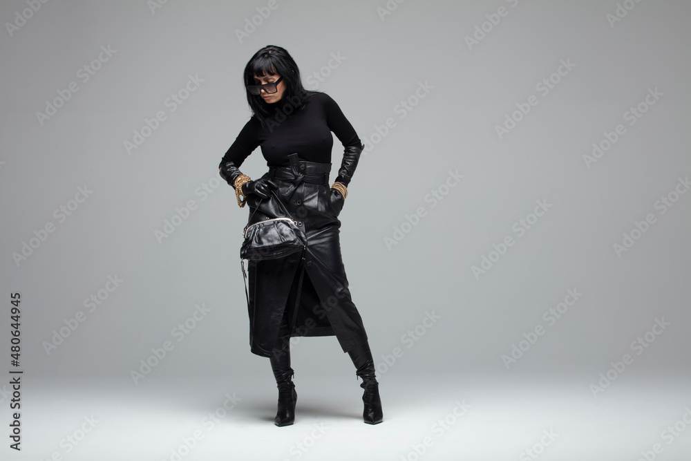 Naklejka premium Femme en noir, 