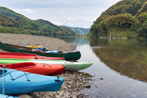 四万十川の河原に置かれているカヌーやカヤックなどアウトドアスポーツに使用する小船