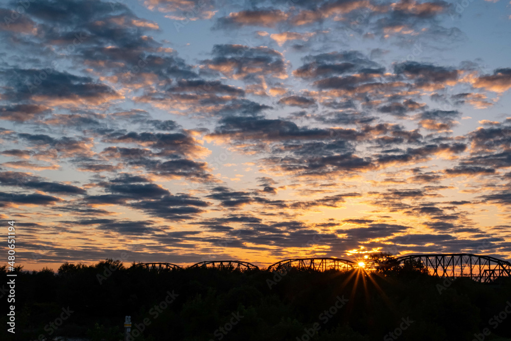 Fototapeta premium 鉄橋からの日の出