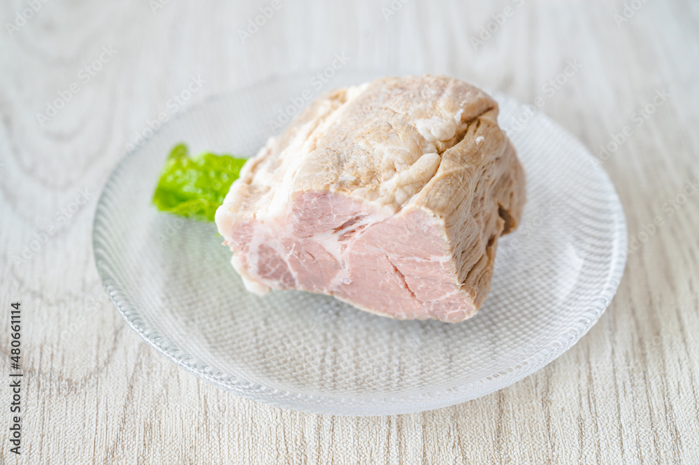 ガラス皿の上の煮豚 ガラス皿の上の煮豚