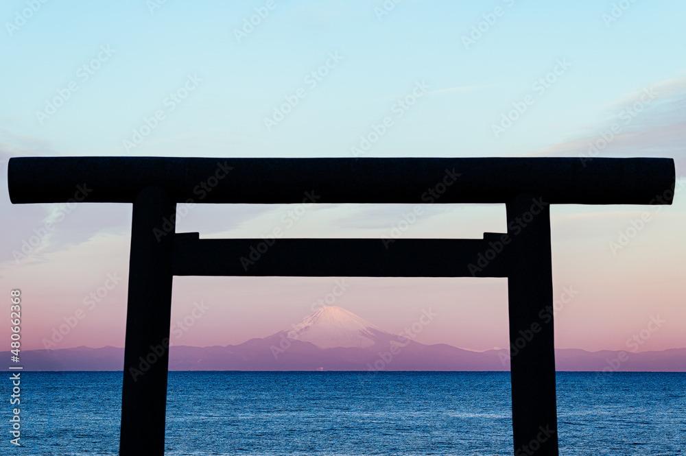 鳥居からのぞく朝の富士山