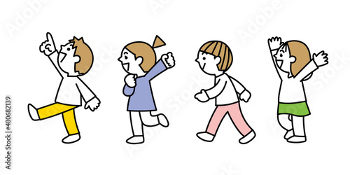 友達と一緒に楽しく歩く子どもたち