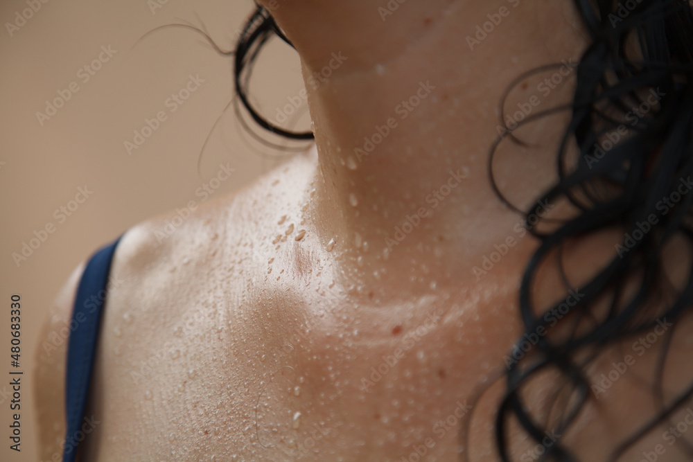 Fototapeta premium Water drops on wet body woman in swimsuit