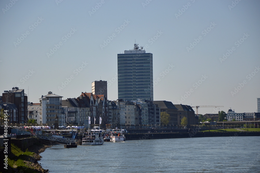 Fototapeta premium Panorama am Fluss Rhein in Düsseldorf, Nordrhein - Westfalen
