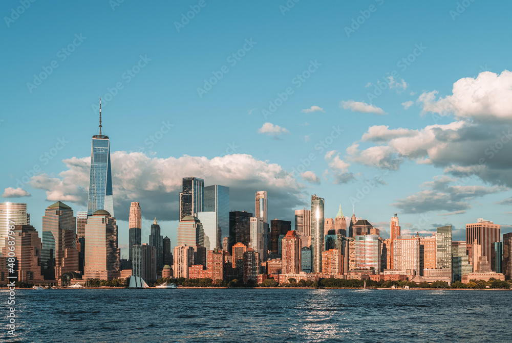 Naklejka premium Panoramic view of New York downtown centre and skyscrapers at daylight