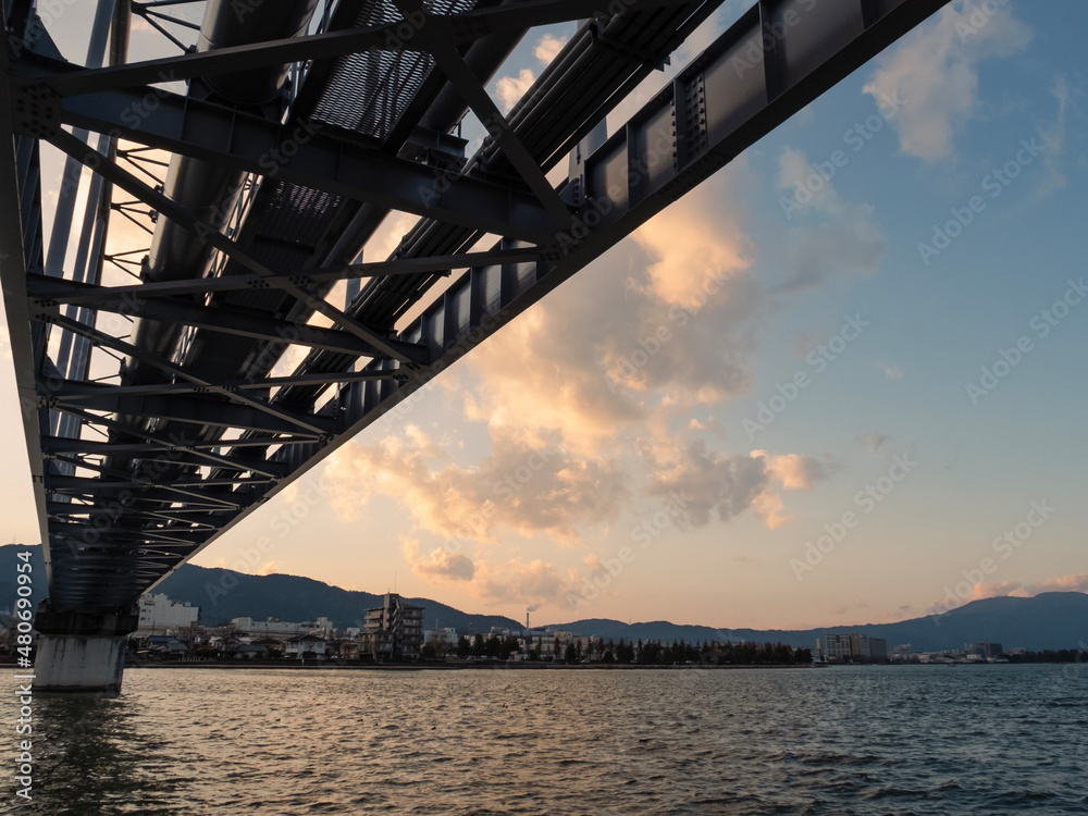 色づいた夕暮れの琵琶湖瀬田川にかかる　瀬田川共同橋
