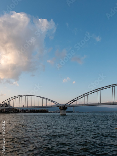 夕暮れ時の　晴れた琵琶湖瀬田川にかかる　瀬田川共同橋 © MTBS PHOTO