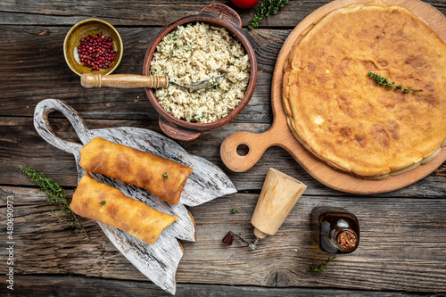Foto Savory crepe rolls, stuffed pancakes with ground meat filling