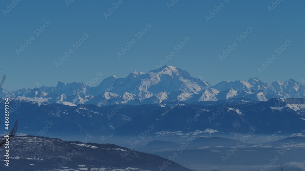 Montagne avec neige en hiver. Haute altitude