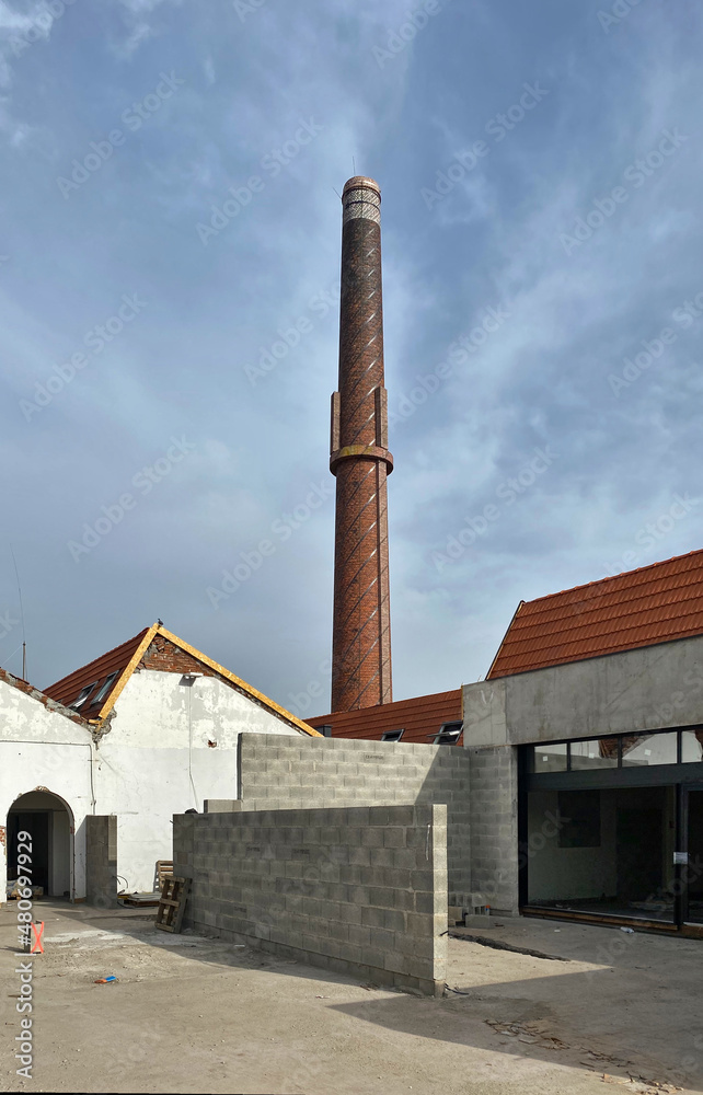 construction des logements lofts en lieu et place d'une ancienne usine avec cheminée 