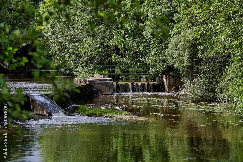Obraz premium barrage et chute sur un cours d'eau