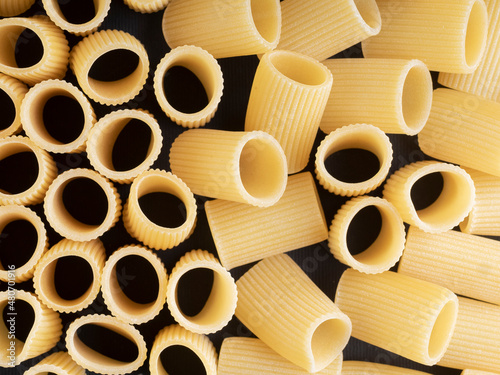 Pasta secca italiana: mezze maniche o paccheri dall'alto