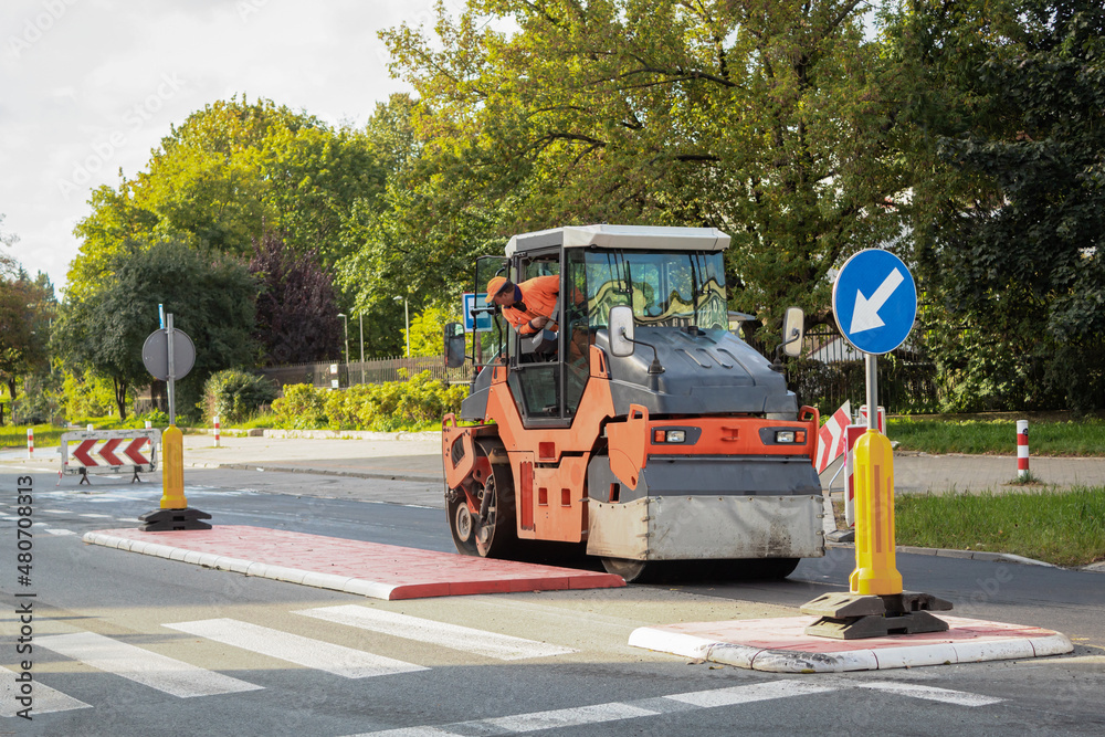 Repair of the road and the skating rink lays asphalt