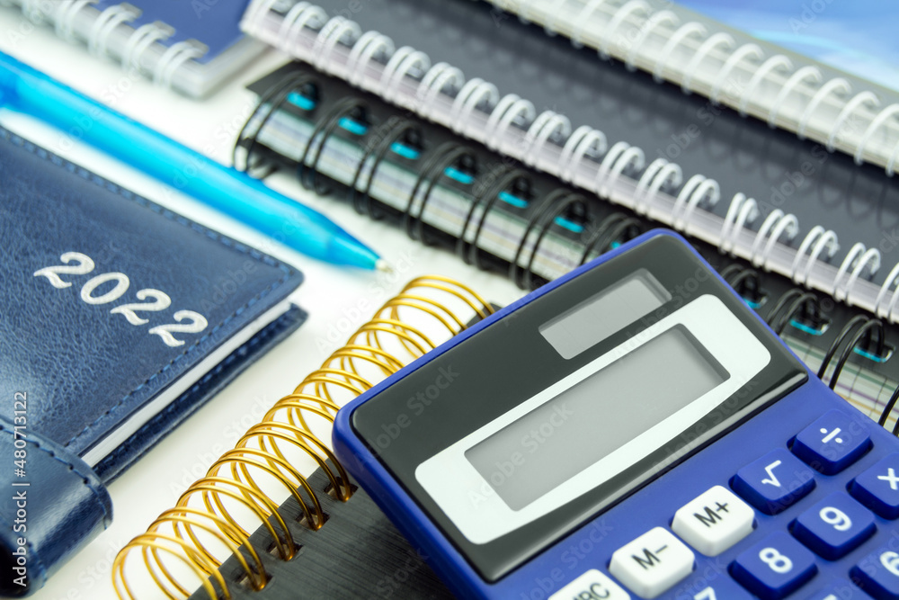 Kalender 2022 Finanzen mit Rechner und Büchern Stock Photo  Adobe Stock