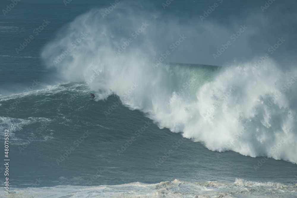 Fototapeta premium A big wave at Praia do Norte Beach in Nazare. 2022/01/08