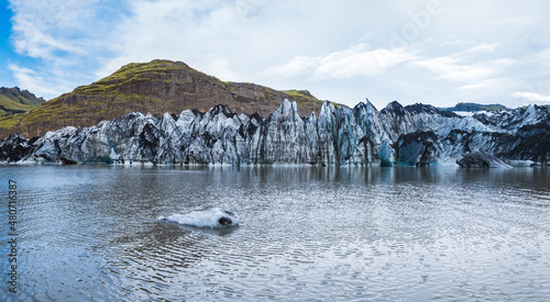 Obraz na płótnie Sólheimajökull picturesque glacier in southern Iceland. The tongue of this glacier slides from the volcano Katla. Beautiful glacial lagoon with blocks of ice and surrounding mountains. w salonie