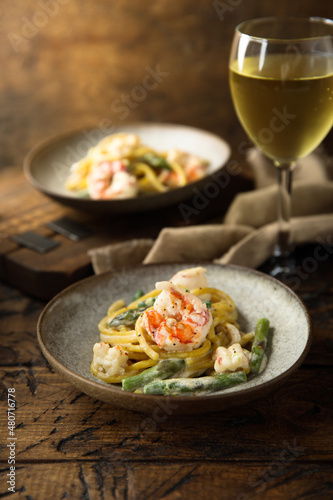 Pasta with shrimps and asparagus