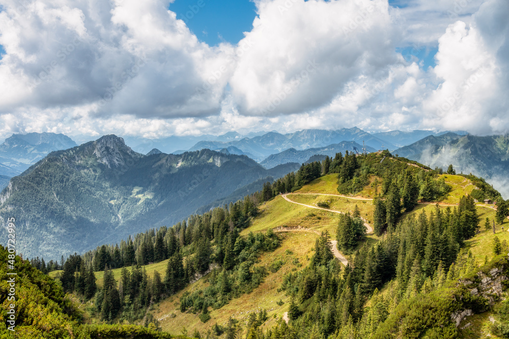 Blick vom hinteren auf den vorderen Rauschberg (bei Ruhpolding) und die Chiemgauer Alpen
