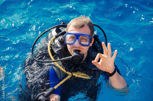 Billede på lærred Diver man with scuba diving blue water sea