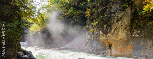 霧湧く秋の片品川 群馬県