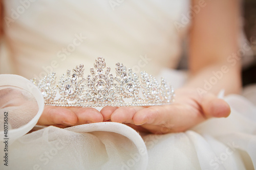 wedding tiara in the hands of the bride Fotobehang