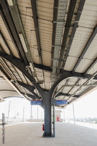 Roof pillars on high-speed train stations
