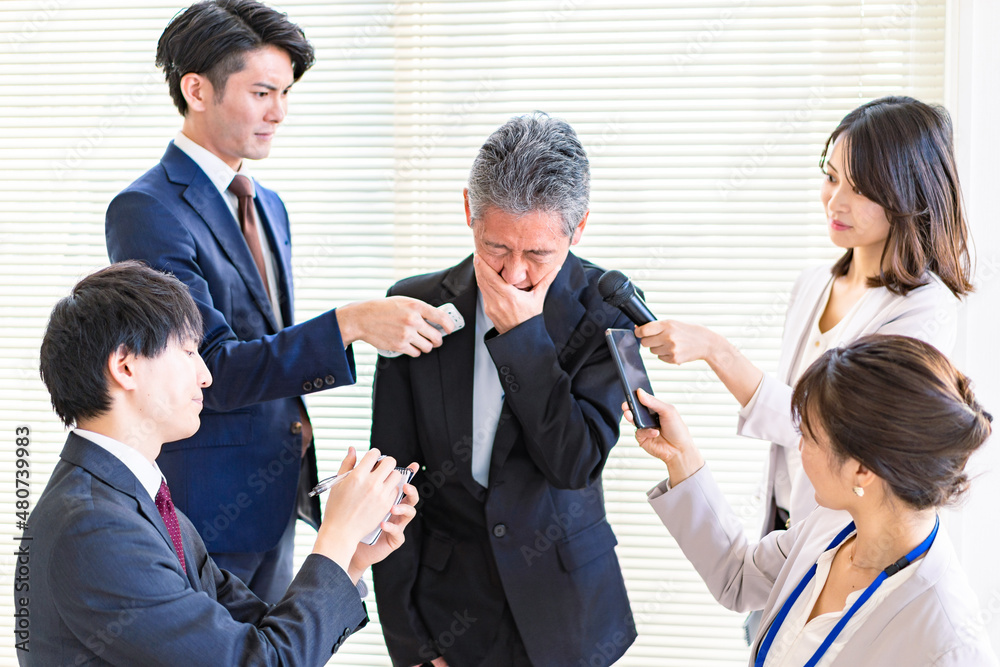 号泣記者会見をする男性 Stock Photo | Adobe Stock