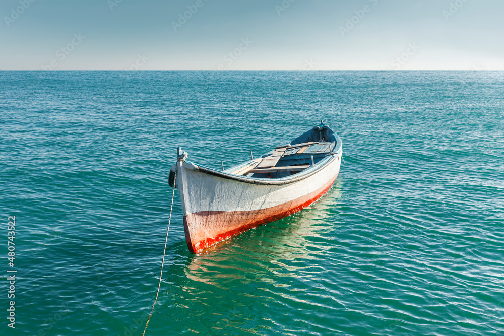 Fischerboot vor Anker im Schwarzen Meer