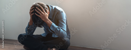 Foto depressed teenage man sitting on the floor have a bullying problem at school