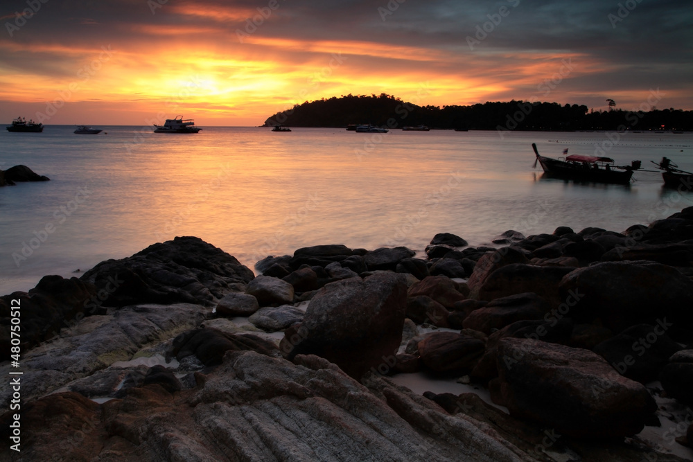 Fototapeta premium sunset seascape with stone arch at Lipe
