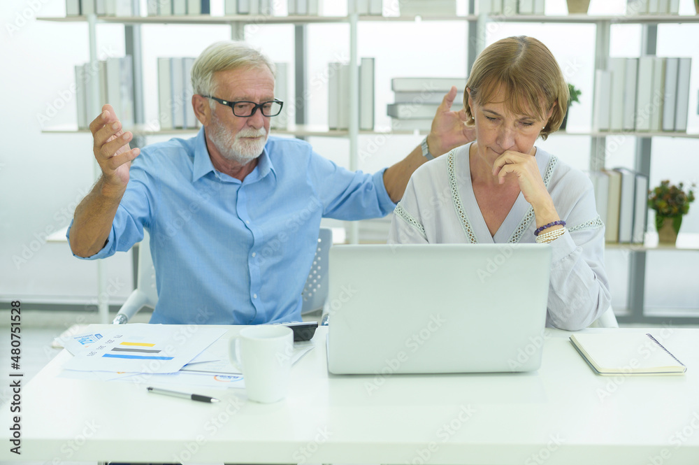Obraz premium Caucasian senior Business people working and brainstorming in modern office