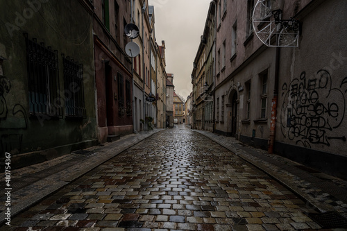 An old town alley close to the renaissance market square in Poznan, west-central Poland © Dan