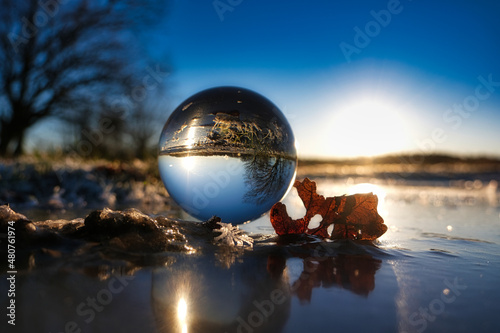 Glasskugel auf Eis - Lensball on ice