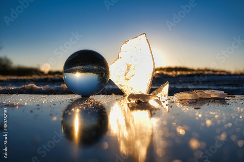 Glasskugel auf Eis - Lensball on ice