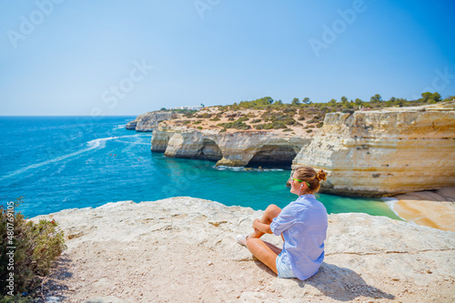 Obraz na plátně Girl looking out on the ocean. Lagos, Algarve Coast, Portugal