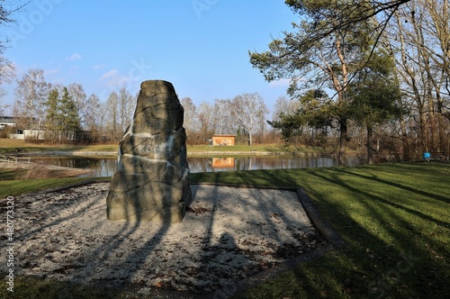 Fels am See mit Schatten Galgenbachweiher Neufahrn