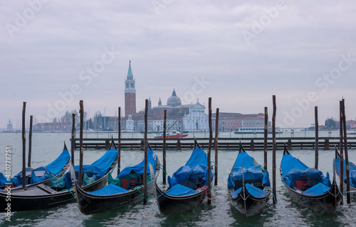 Blick auf die Insel und die Kirche San Michele, Gondeln, Venedig