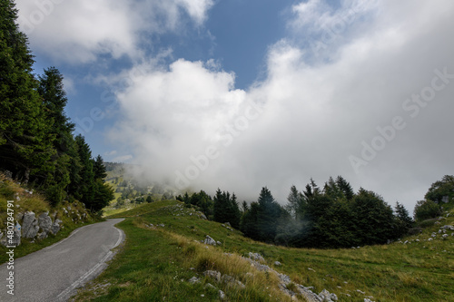 Strada di alta montagna, solitaria per passeggiare, meditare e fare trekking photo