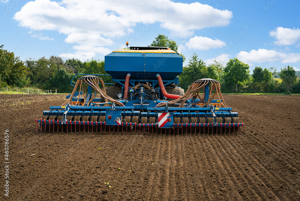 Obraz premium Moderner Ackerbau - schlagkräftige Landtechnik bei der Aussaat von Winterraps. 